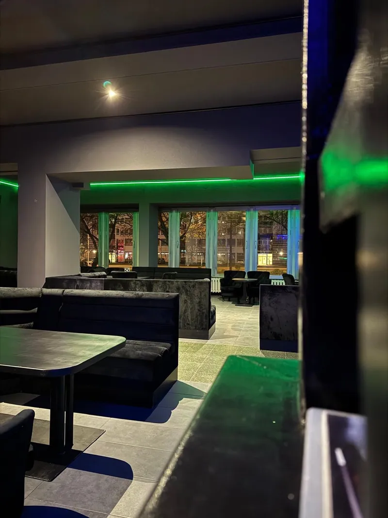 Blick auf die Sitzgruppen der Kontrast-Bar zwischen Theke und Säule