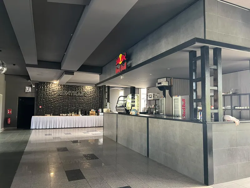 Theke und Buffetbereich der Kontrast-Bar