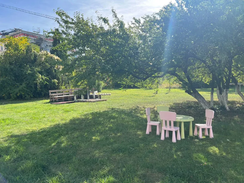 Kleine Sitzgruppe unter Bäumen im Ootel-Garten