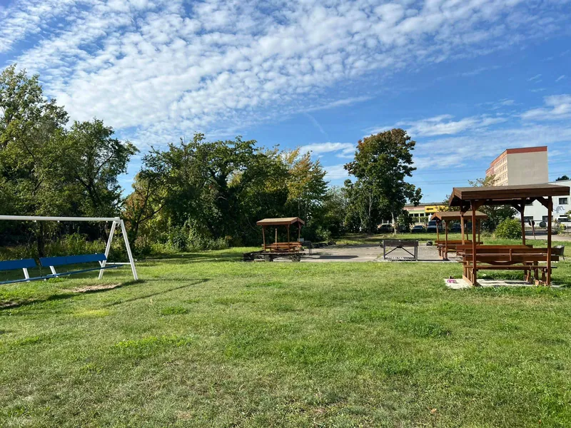 Große Wiese mit Pavillons im Ootel-Garten