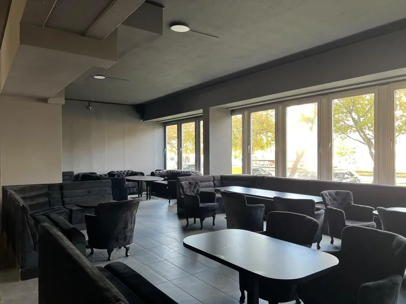 Lounge der Kontrast-Bar bei Tageslicht