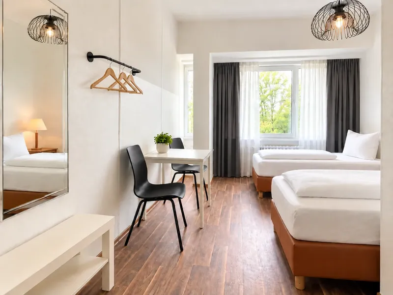 KI-überarbeitetes Zweibettzimmer mit schwarzen Stühlen